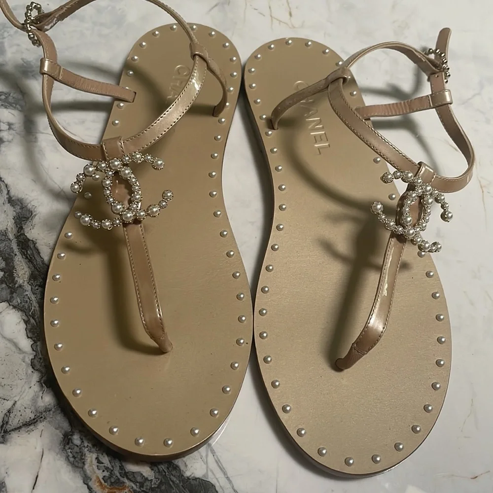 Chanel Nude & White Pearl Thong Flat Sandals🤍